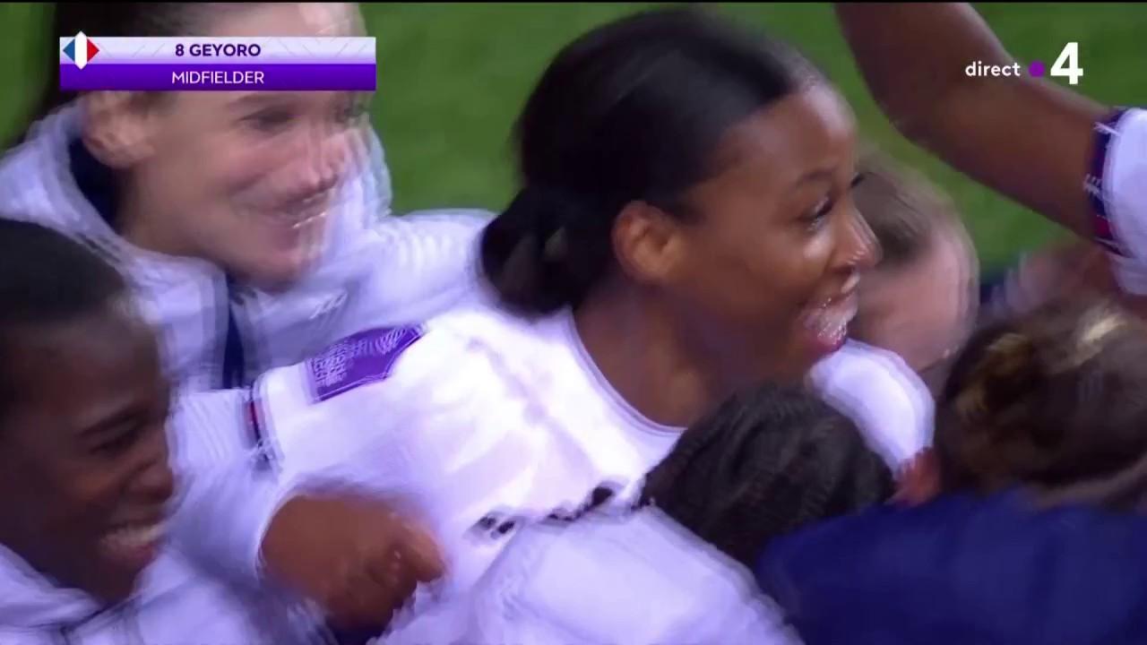 Malgré un match très difficile pour les Bleues, Grace Geyoro délivre son équipe dans les dernières minutes de jeu grâce à une reprise au deuxième poteau sur un centre appuyé de Vicky Becho. Les Bleues vont finalement s'imposer au terme d'une rencontre peu convaincante.