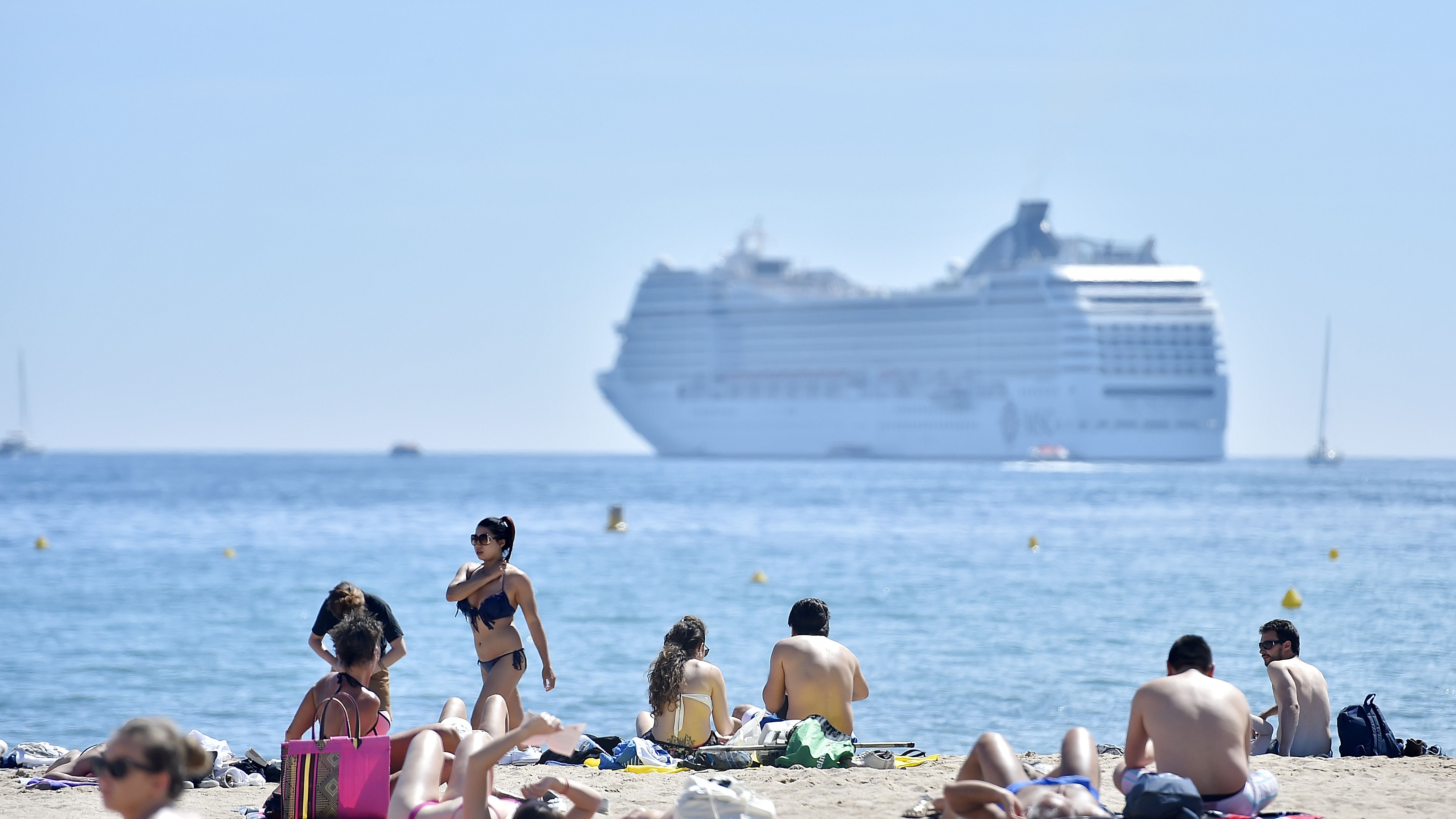 Bateau de croisière au large de Cannes, en mai 2016