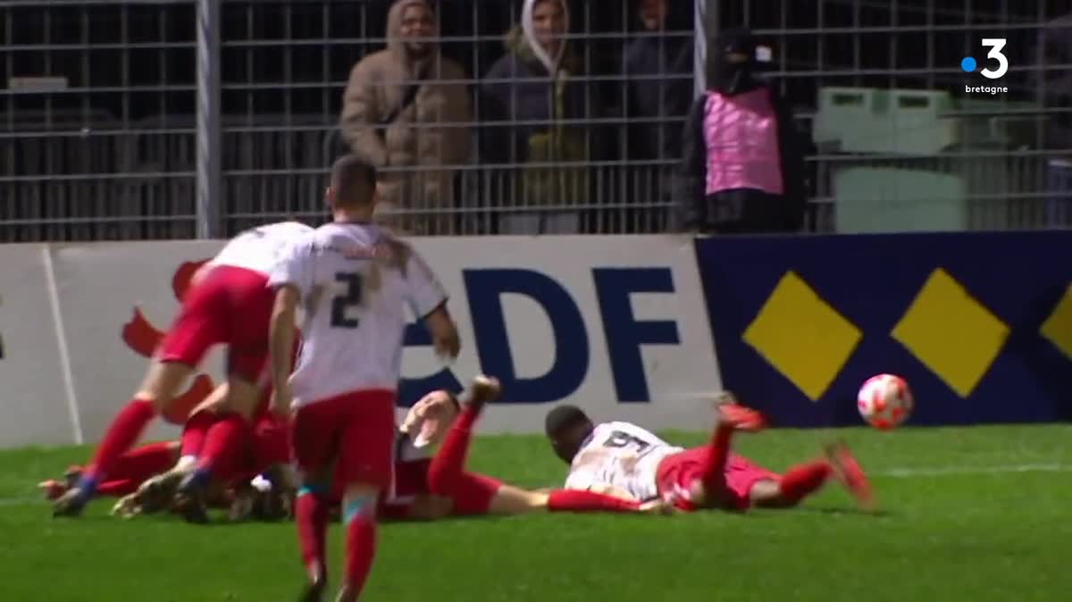 les joueurs de Plabennec tous ensemble pour un goûter d'avant-match : une tradition pour ce club amateur.