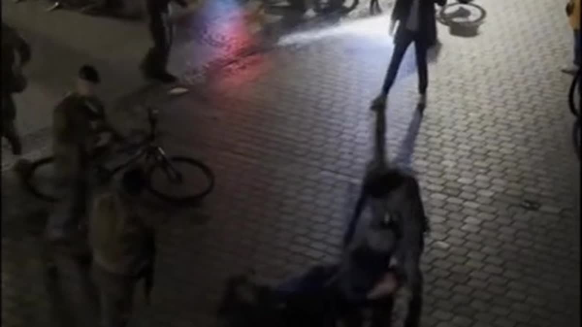 Un homme armé d'un couteau (ici au centre de l'image) a agressé des passants le 26 octobre à Strasbourg