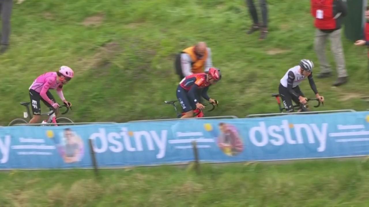 Insatiable Pogacar. Le Slovène fait la différence dans les derniers pourcentages très élevés du jour. Tadej Pogacar dépose consécutivement Ben Healy et Tom Pidcock dans la montée du Keutenberg, à 28 km de l'arrivée.