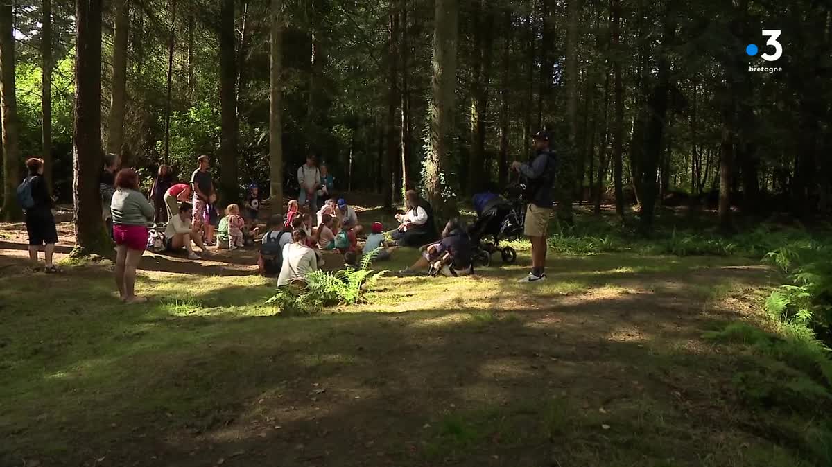 Petits et grands apprécient les balades contées organisées par l'Office de Tourisme de Brocéliande