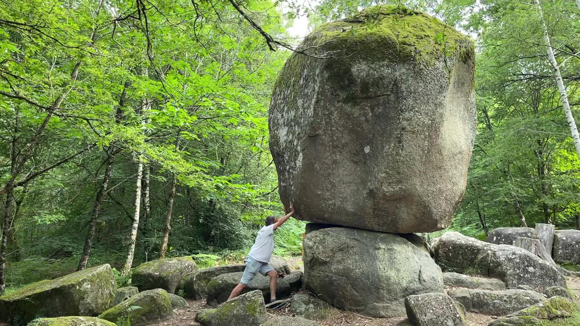 Dans les temps immémoriaux, cette immense pierre servait de tribunal sur la commune de Cieux, c'est ce que nous apprend la tradition orale.