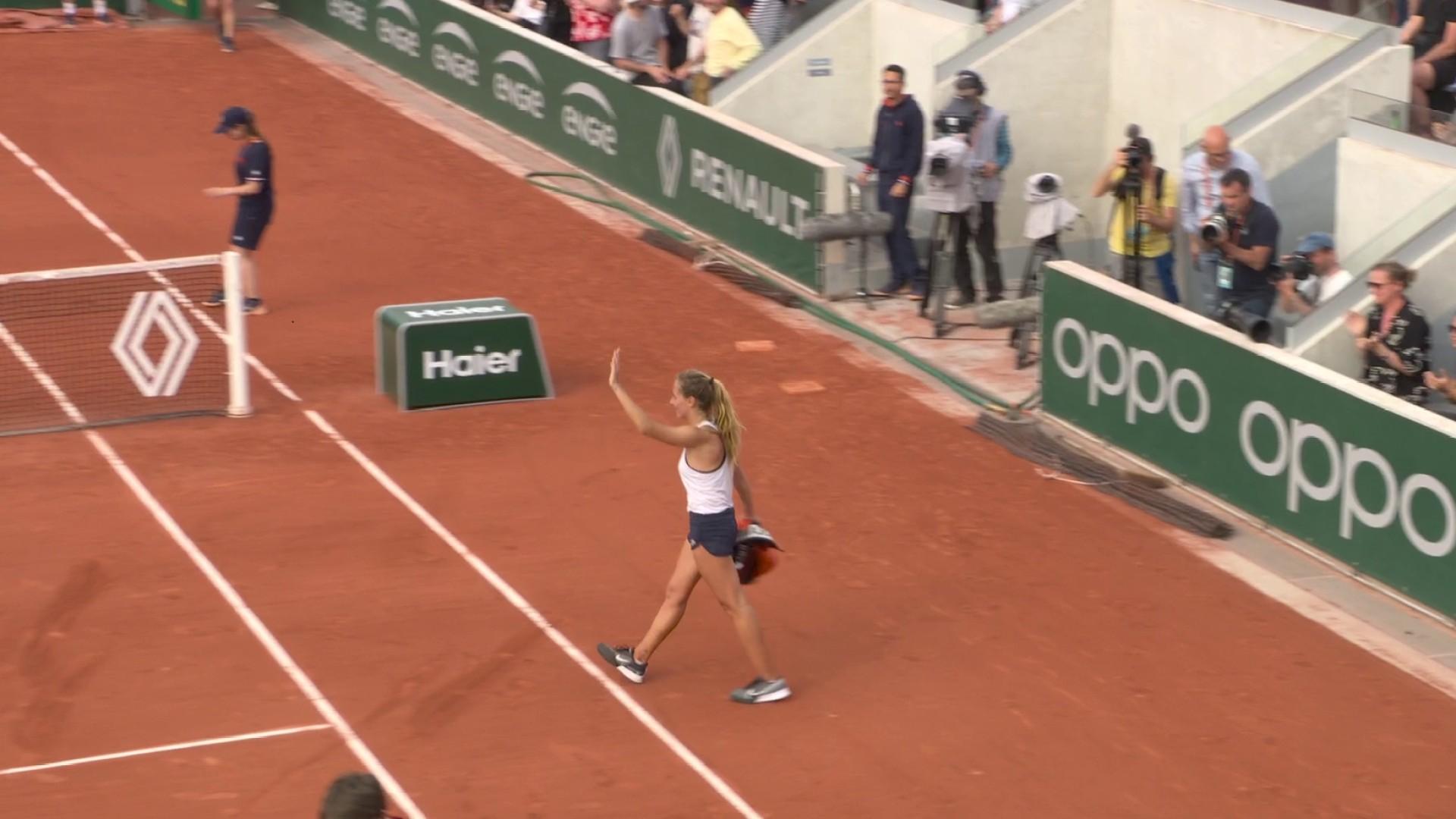 Première grosse surprise dans ces qualifications avec Margaux Rouvroy qui se qualifie pour le deuxième tour. La Française remporte son premier match du tournoi face à l'ancienne finaliste de Roland-Garros, Sofia Kenin, en deux manches (6-4, 6-3).