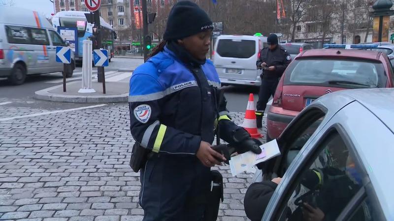 Policière effectuant un contrôle pendant un épisode de pollution aux particules fines