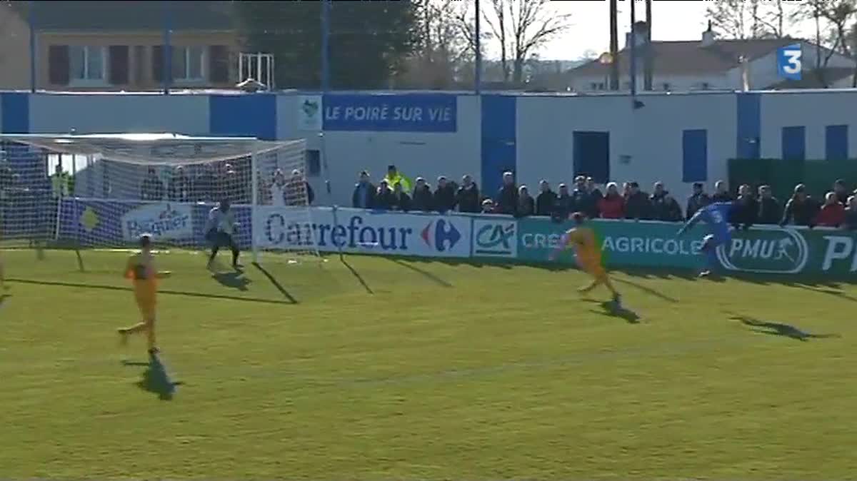 Les joueurs et le staff du Poiré-sur-Vie savourent leur victoire contre Viry-Châtillon en Coupe de France.