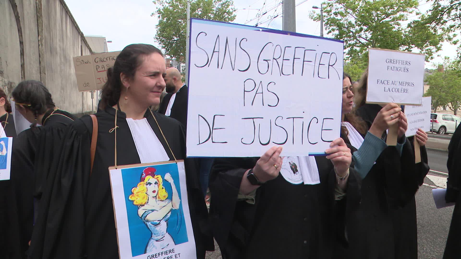 Une cinquantaine de greffiers ont pris place devant la cité judiciaire de Limoges avant de défiler jusqu'à la préfecture.