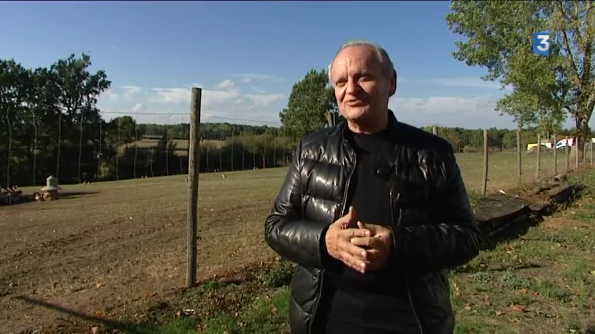 Le grand chef Joël Robuchon est venu visiter l'exploitation de son cousin par alliance Didier Cotte (à droite) à Blond le 15 octobre 2016