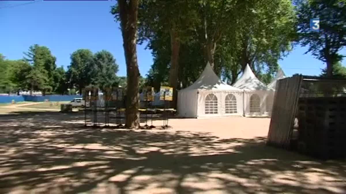 700 tonnes de sable, venu d'une carrière voisine, ont été déversées sur la place de la Guierle.