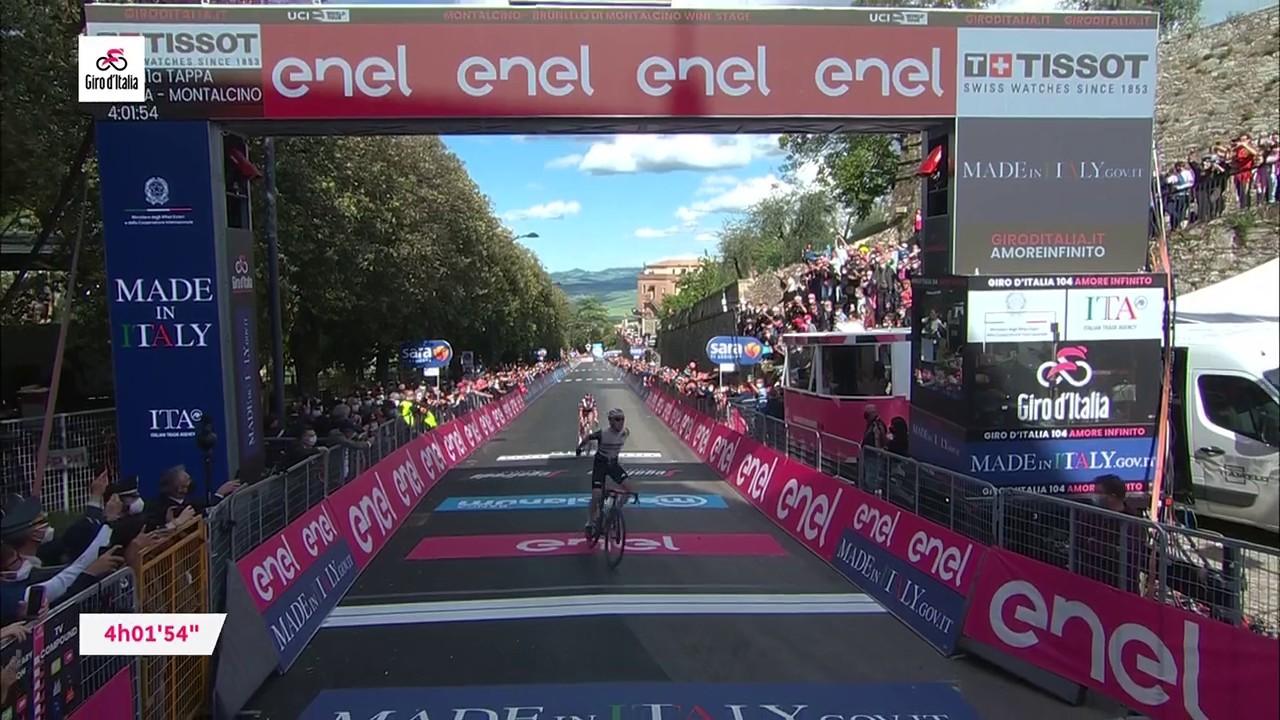 Le Suisse Mauro Schmid (Team Qhubeka-Assos) termine au sprint pour remporter la 11e étape du Giro, mercredi 19 mai 2021.