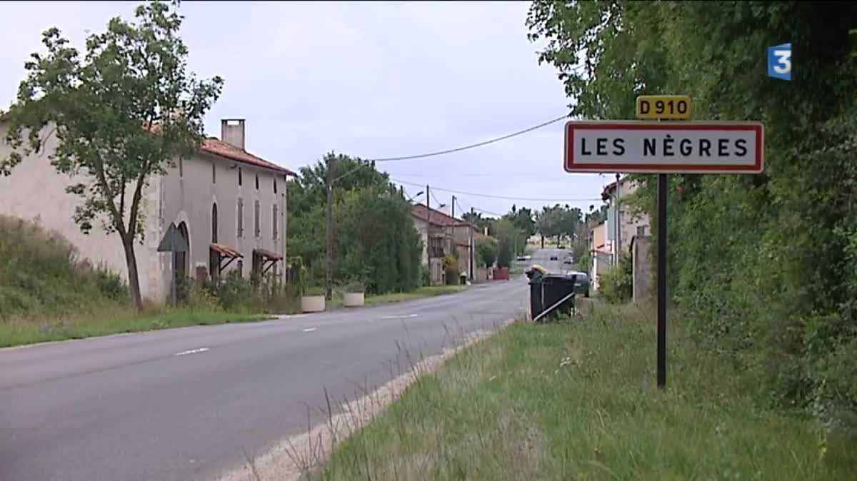 Le maire retire la dernière pancarte qui barrait le panneau d'entrée du village.