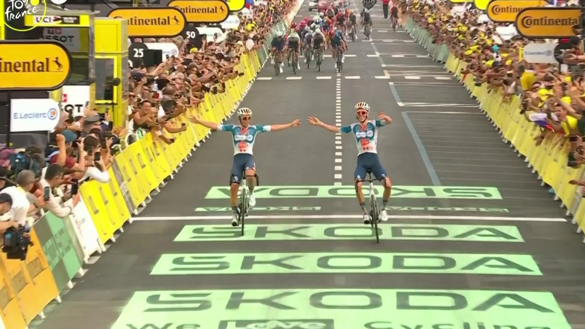 Le leader de dsm, Romain Bardet remporte sa 4ème étape sur le Tour de France. Parti en solitaire à 50km de l'arrivée pour retrouver son coéquipier, Frank Van den Broek, Romain Bardet a tenu le rythme et remporte son premier maillot jaune à Rimini. Le Néerlandais termine deuxième et Wout van Aert complète le podium.