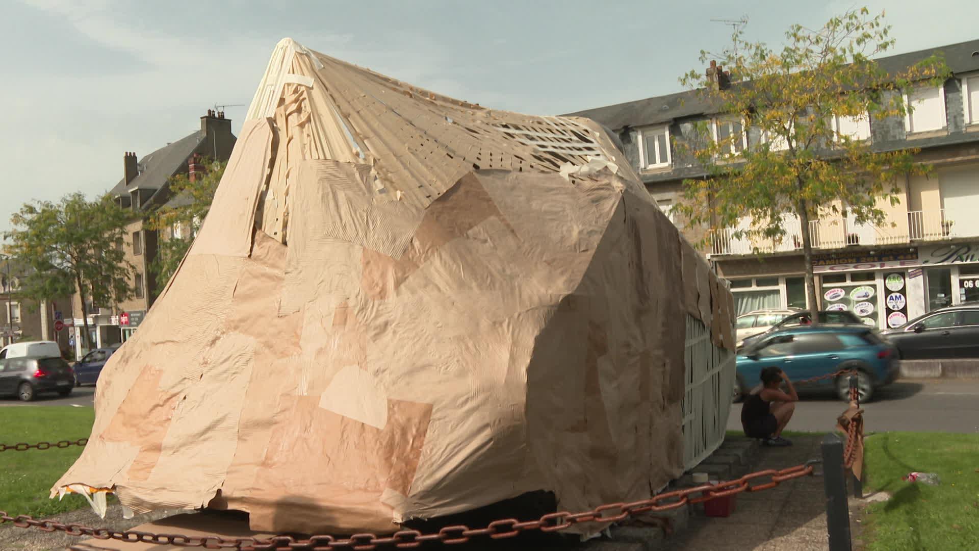 La structure en carton recouvre le char du rond-point Patton, à Avranches, samedi 9 septembre.