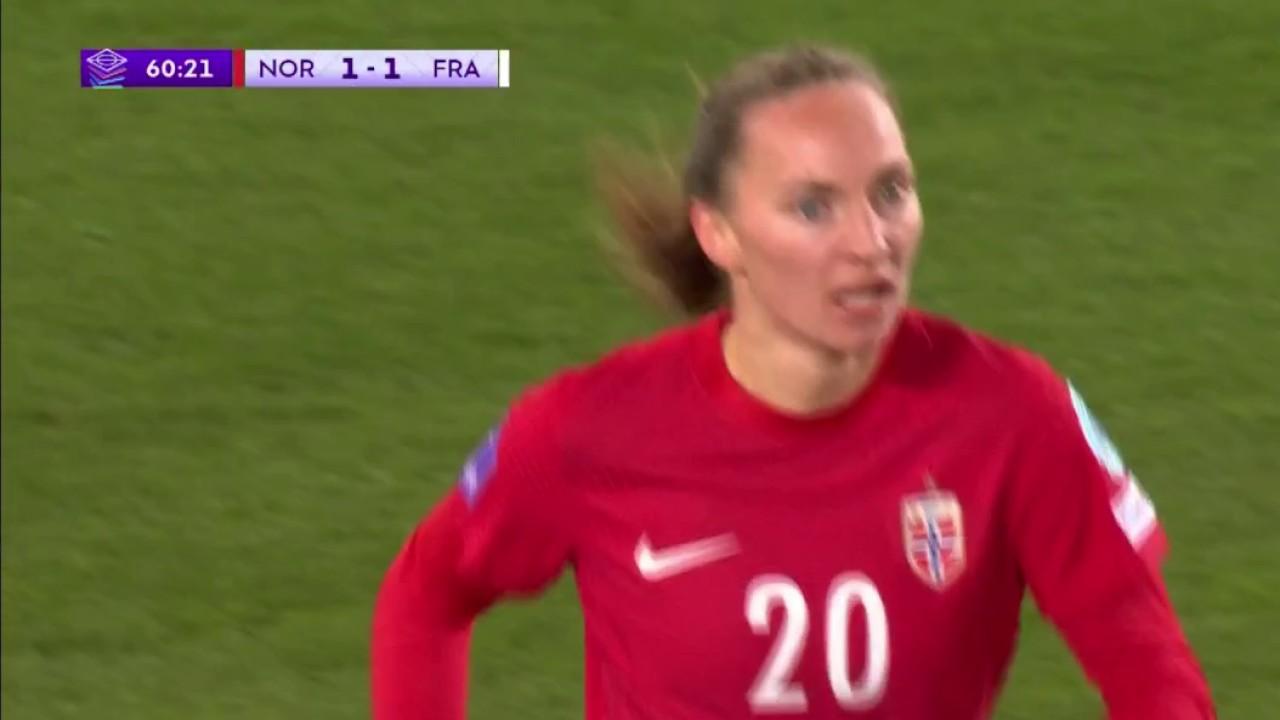 La Norvège en difficulté en première mi-temps égalise face aux Bleues. Après un ballon récupéré dans les pieds de Sakina Karchaoui, les norvégiennes centrent dans la surface française et Lund reprend le ballon après deux duels gagnés par les norvégiennes. Constance Picaud dévie le ballon sur le poteau mais Lund est la plus vive et pousse la balle dans les filets français.