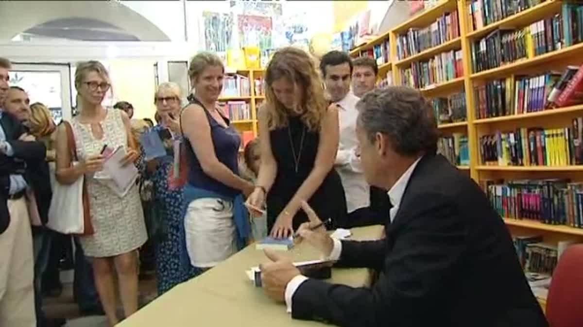 13/07/16 - Ajaccio, le président du parti Les Républicains Nicolas Sarkozy à la rencontre de ses partisans pour une séance de dédicace de son dernier livre "La France pour la vie"