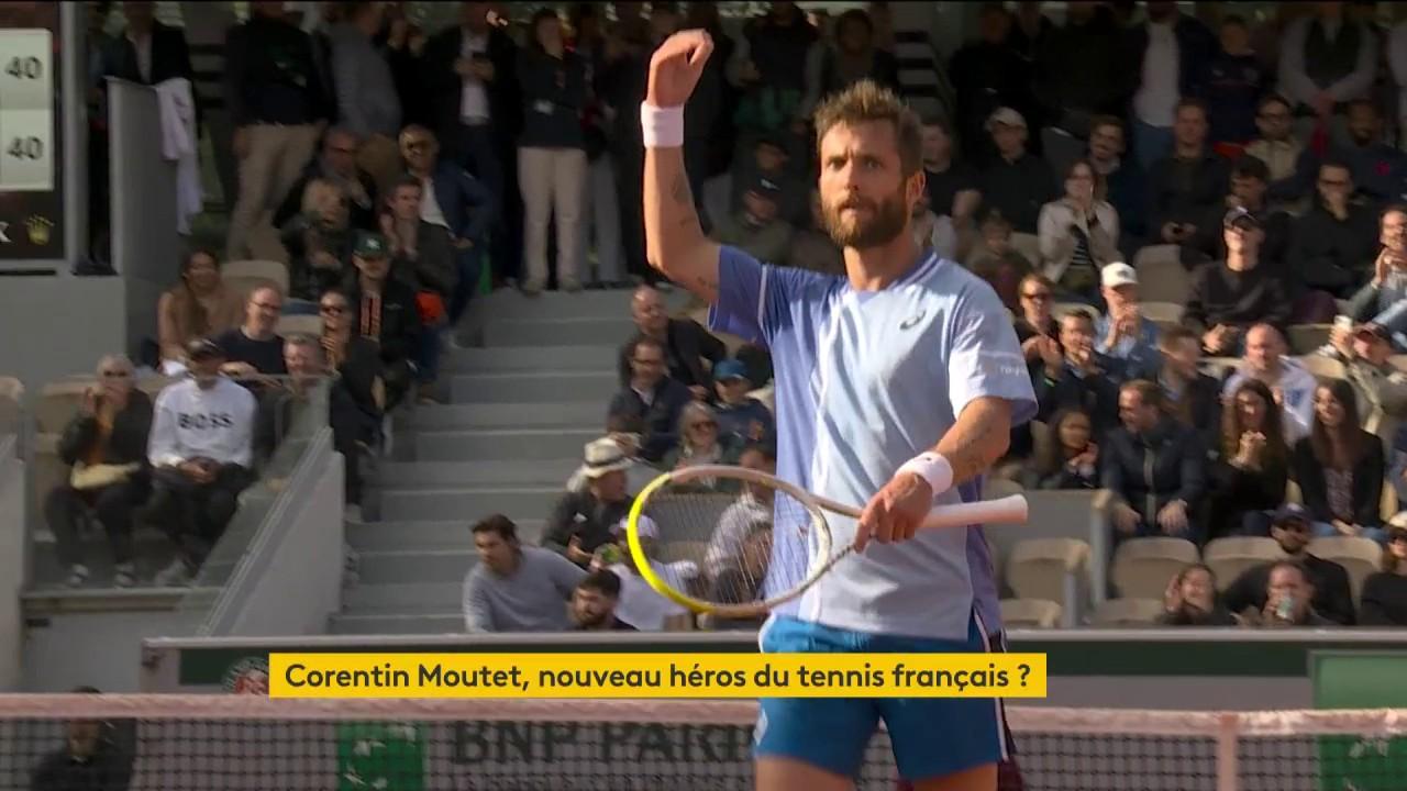 À Roland-Garros, le chouchou du public et dernier français en lice, c’est Corentin Moutet, 25 ans. Le 79e joueur mondial a éliminé trois joueurs mieux classés que lui pour rallier la huitième de finale pour la première fois de sa carrière.