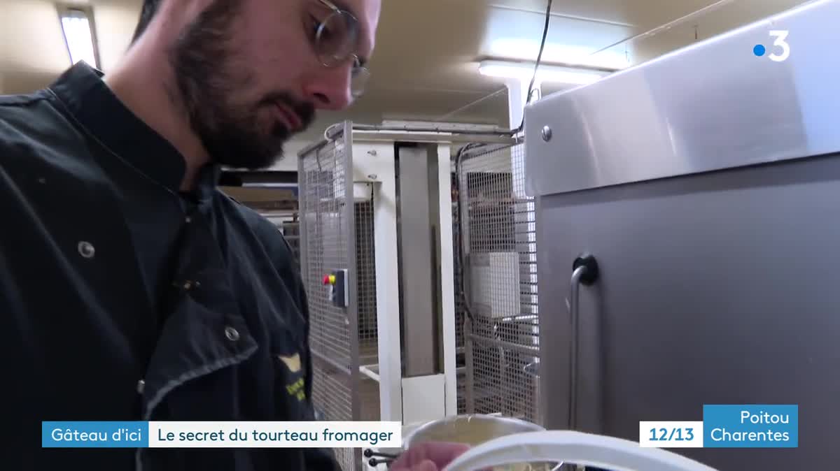 Le tourteau fromager est une spécialité culinaire du Poitou reconnaissable à son fine croute noire.