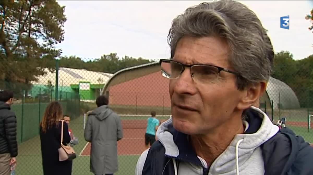 Jo-Wilfried Tsonga entouré des jeunes du pôle France de tennis au Creps de Boivre, près de Poitiers, en octobre 2016