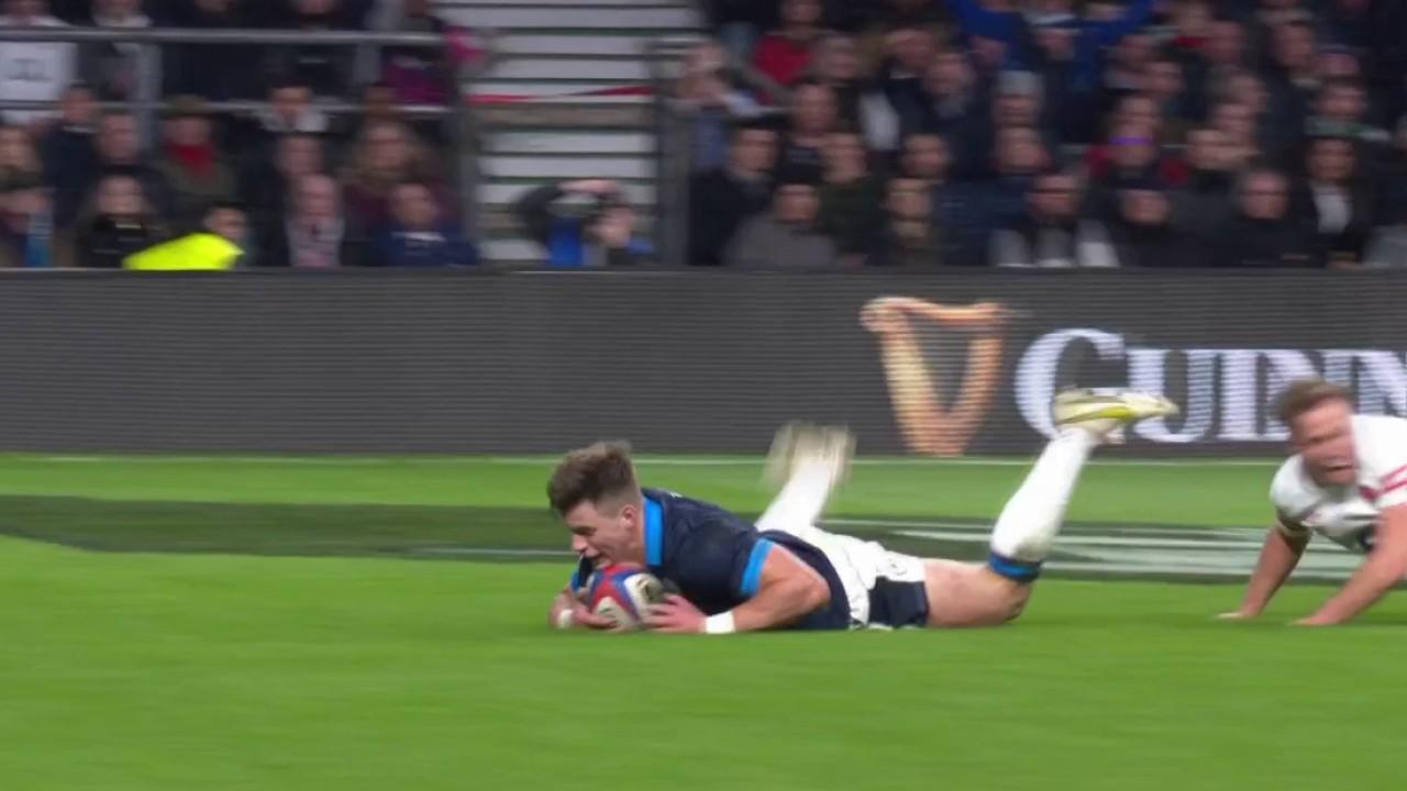 Petite surprise dans cet Angleterre - Ecosse à Twickenham où le XV du Chardon ouvre le score avec un essai signé Huw Jones sur un beau service au pied de son demi de mêlée Ben White. L'essai est transformé par Finn Russell. L'Ecosse mène 7-0.