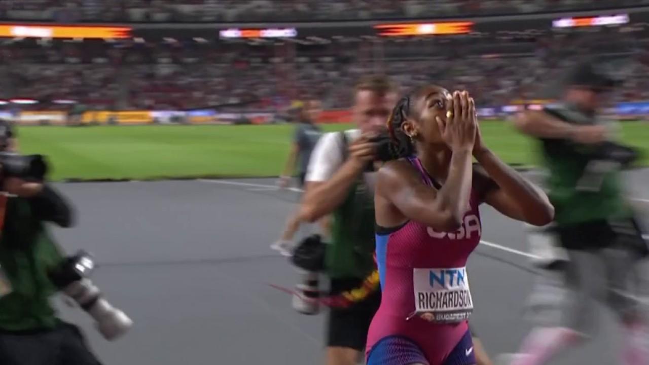 L'Américaine Sha'Carri Richardson a réalisé une très belle fin de course pour franchir la ligne d'arrivée en première position et décrocher la première médaille d'or mondiale de sa carrière sur le 100 m. Elle a signé la cinquième meilleure performance de tous les temps avec un chrono en 10"65. L'athlète de 23 ans a devancé les deux Jamaïcaines Sericka Jackson (10"72) et Shelly-Ann Fraser-Pryce (10"77).