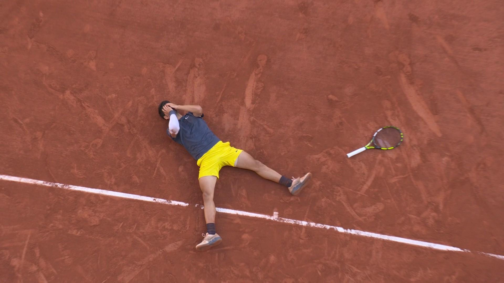 Sur un dernier jeu de service rondement mené, Carlos Alcaraz conclut ce match et s'impose en cinq manches contre Alexander Zverev. Il remporte ainsi son troisième titre en Grand Chelem et son premier Roland-Garros, à seulement 21 ans !