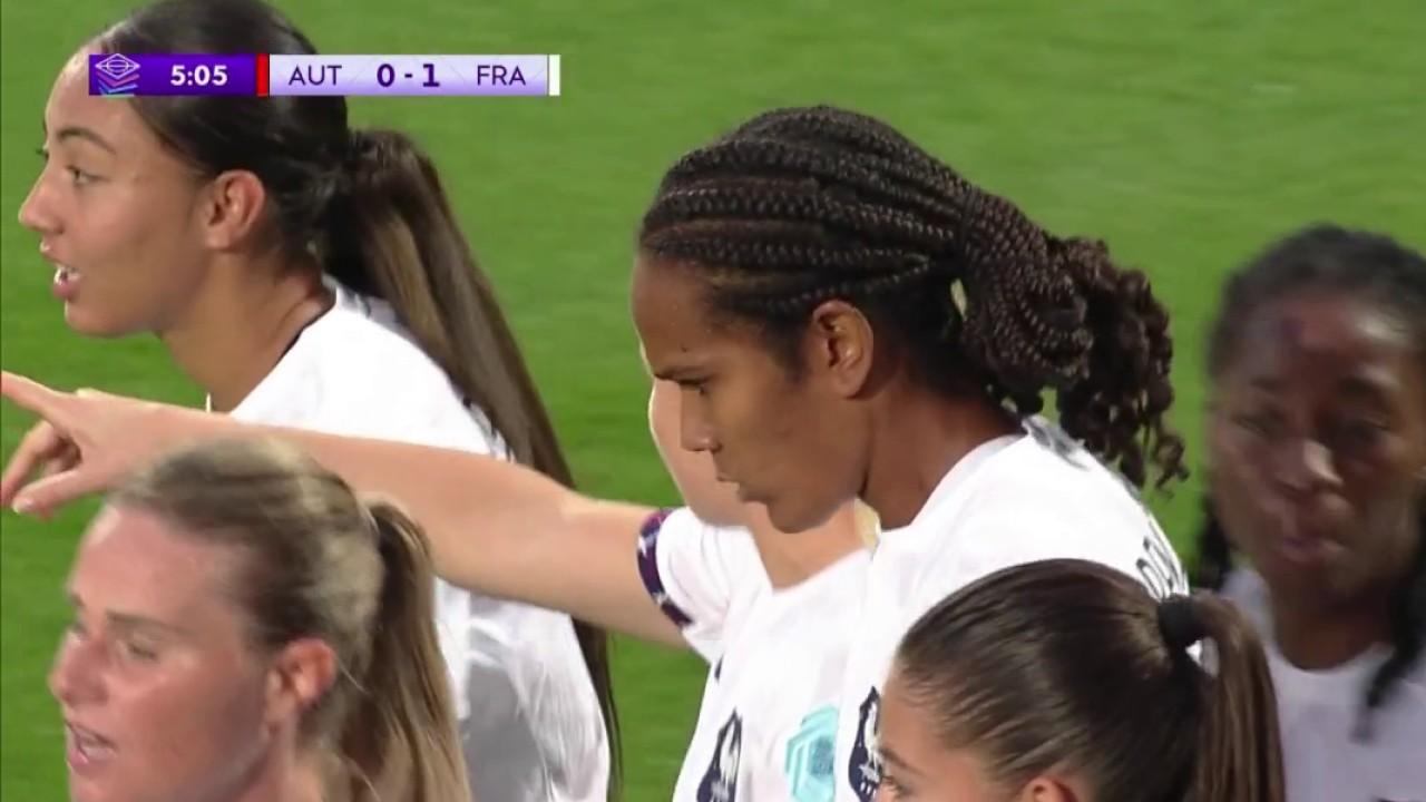 La capitaine Wendie Renard ouvre le score dès la cinquième minute pour l'équipe de France sur un coup-franc tiré par Selma Bacha. La gardienne autrichienne fait une erreur de main sur la tête de Wendie Renard. Les Bleues entament bien cette rencontre.