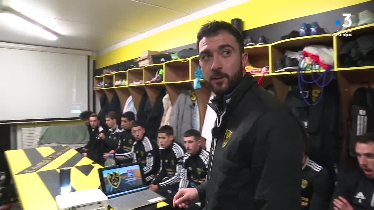 Photo de famille au stade Mager pour les joueurs du Chambéry Savoie Football, à quelques jours du choc contre l'Olympique Lyonnais en 16e de finale de la Coupe de France.