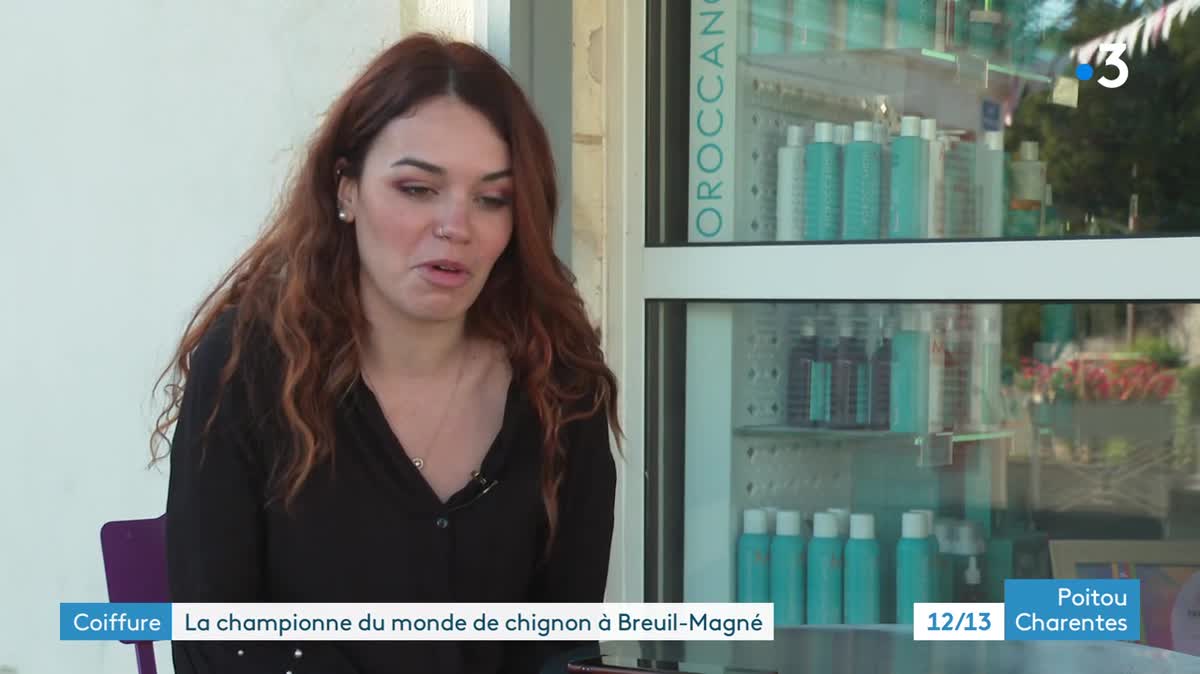 Johanna De La Llave Ferreres, sacrée triple championne du monde de coiffure, dans le salon de coiffure où elle exerce à Breuil-Magné (Charente-Maritime).