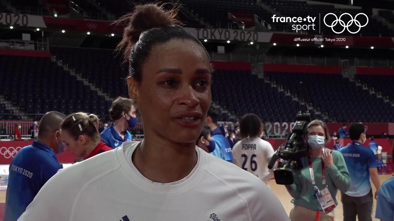La réaction et les larmes de joie d'Allison Pineau après la victoire des Bleues en finale face aux Russes (30-25).