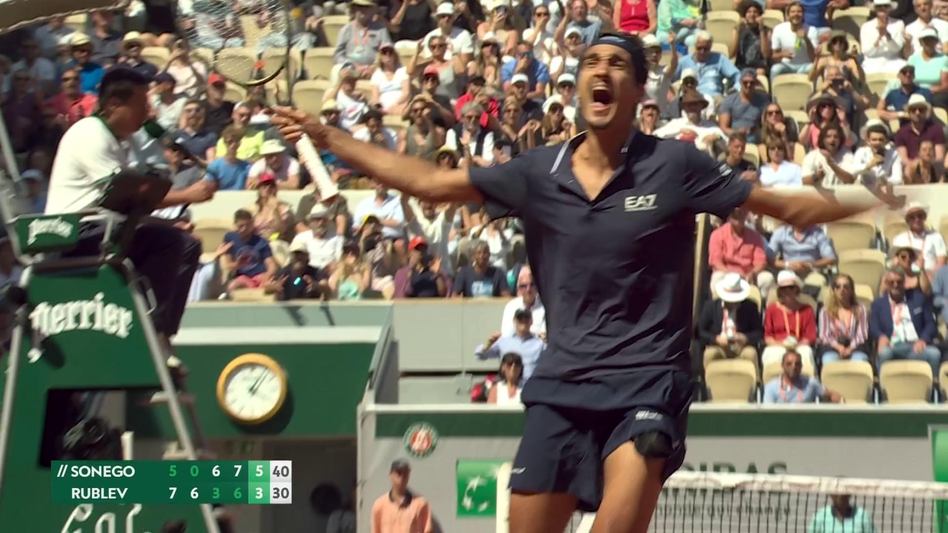 L'Italien Lorenzo Sonego élimine la tête de série numéro 7 Andrey Rublev au cinquième set, après avoir concédé les deux premières manches (5-7, 0-6, 6-3, 7-6, 6-3).