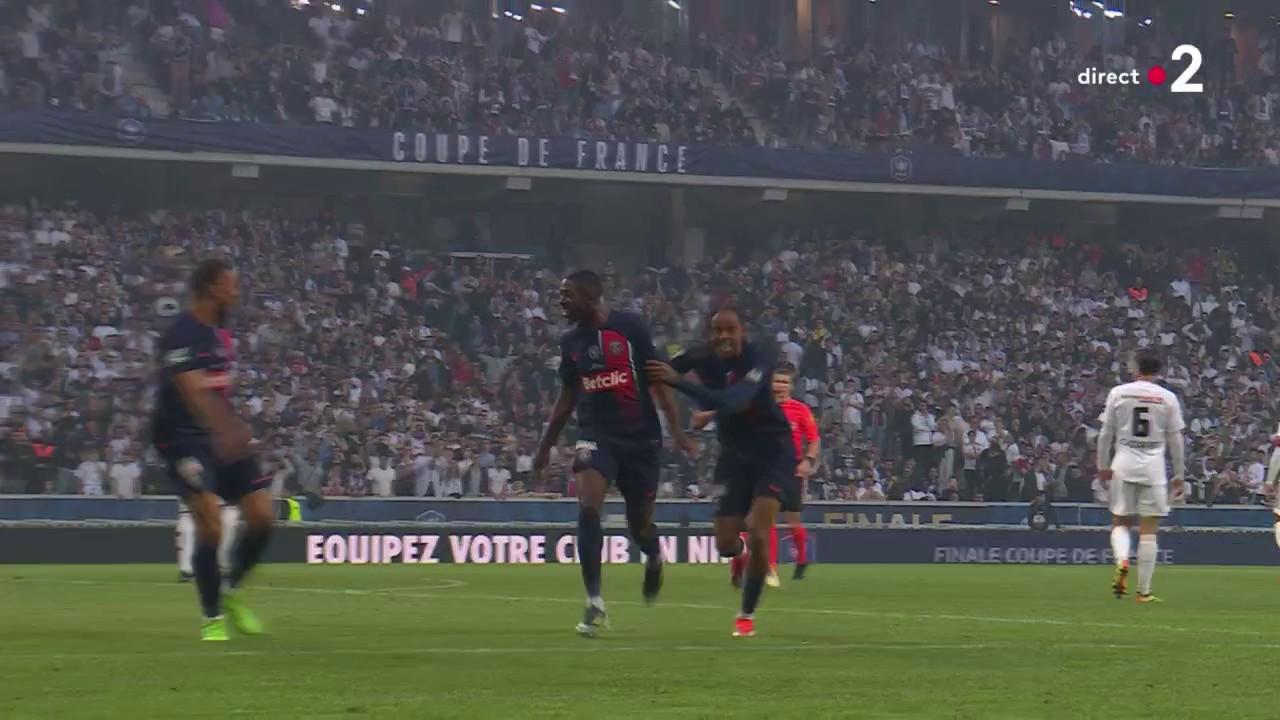 Oublié au deuxième poteau, Ousmane Dembélé ouvre le score de la tête dans cette finale ! 1-0 pour le PSG !