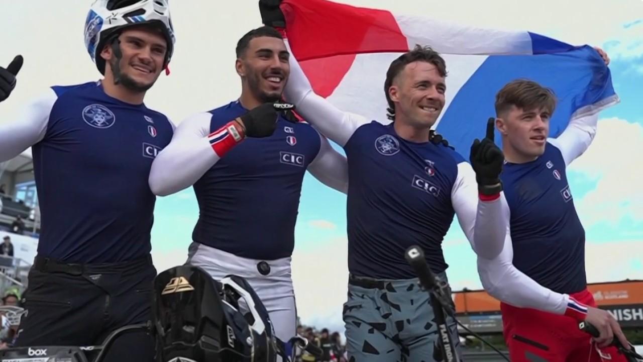 Ultra dominateurs et longtemps aux cinq premières places de cette finale de BMX Racing, les tricolores repartent finalement de Glasgow avec trois médailles ! Romain Mahieu s'impose devant Arthur Pilard et Joris Daudet. Jérémy Rencurel et Léo Garoyan finissent eux respectivement 5e et 7e.