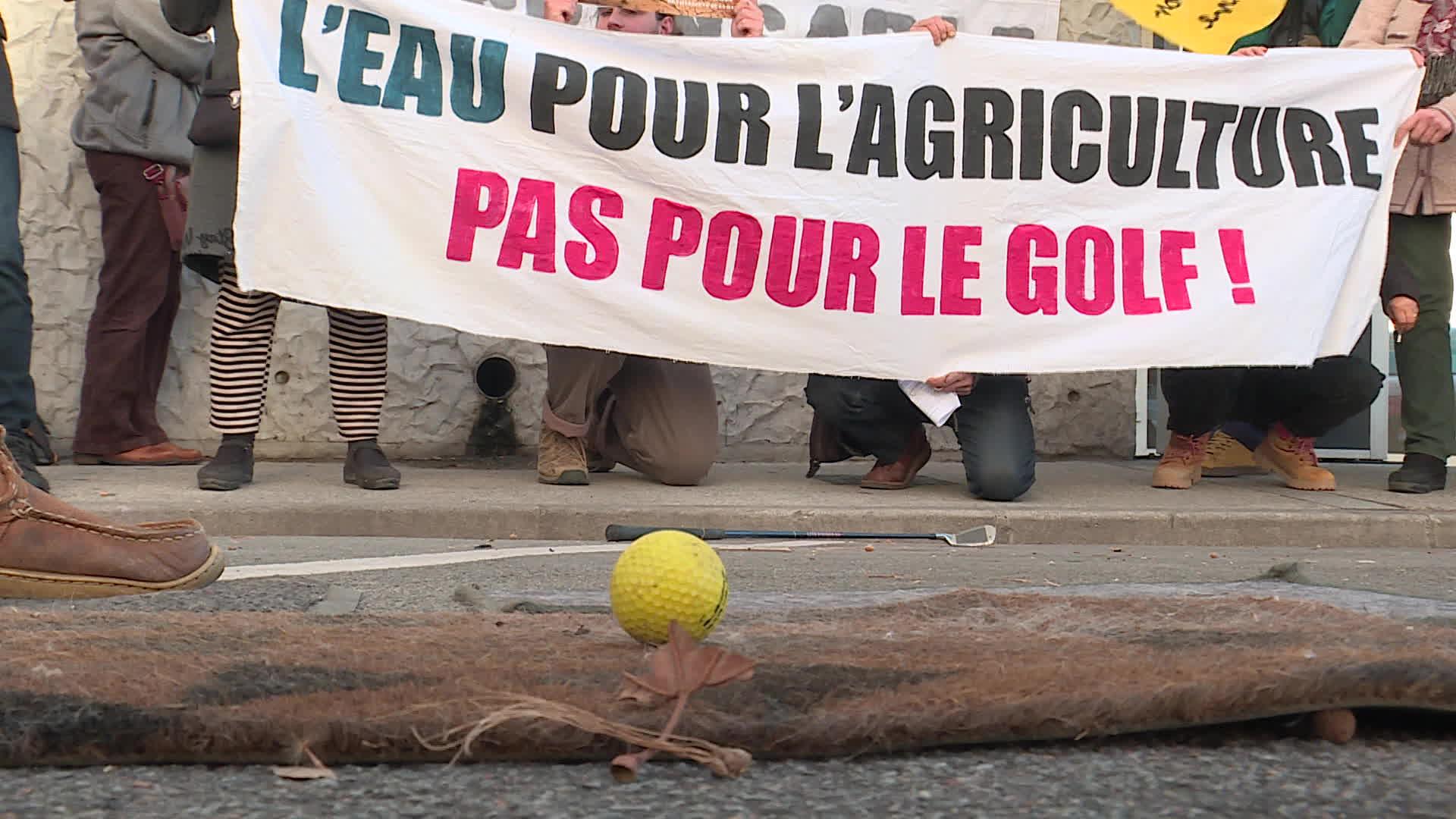 Manifestation contre le projet de golf de Villeneuve-de-la-Raho (Pyrénées-Orientales) le 5 mars 2024