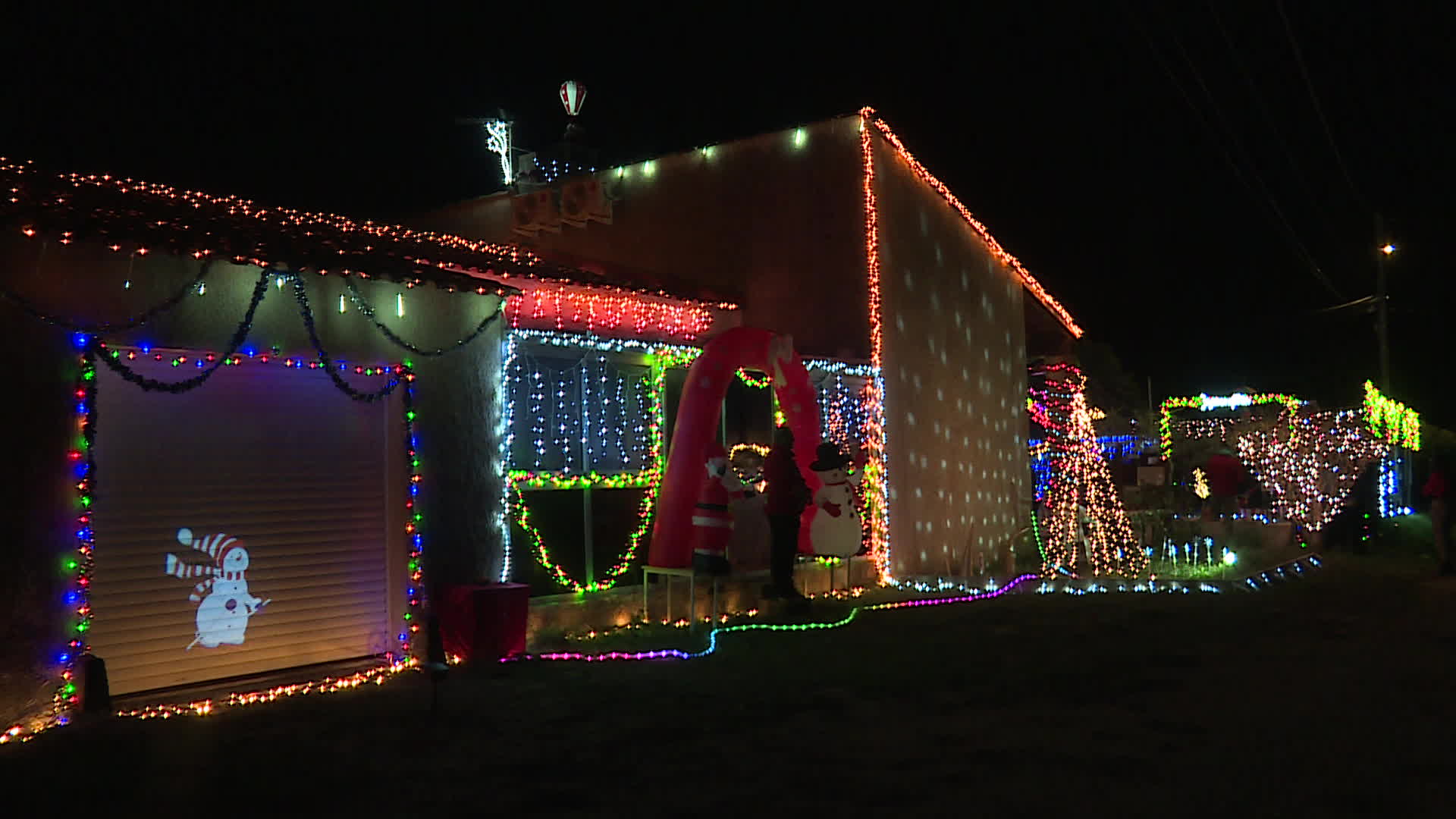 Elle ne passe pas inaperçue à Montfrin dans le Gard. Cette maison s’est transformée en village de Noël.