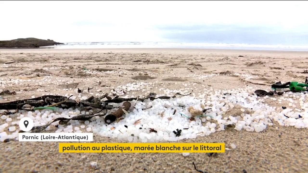 Depuis novembre 2022, des billes de microplastiques déferlent sur les plages de la côte atlantique. Une situation qui attriste les élus locaux, dont certains ont porté plainte.