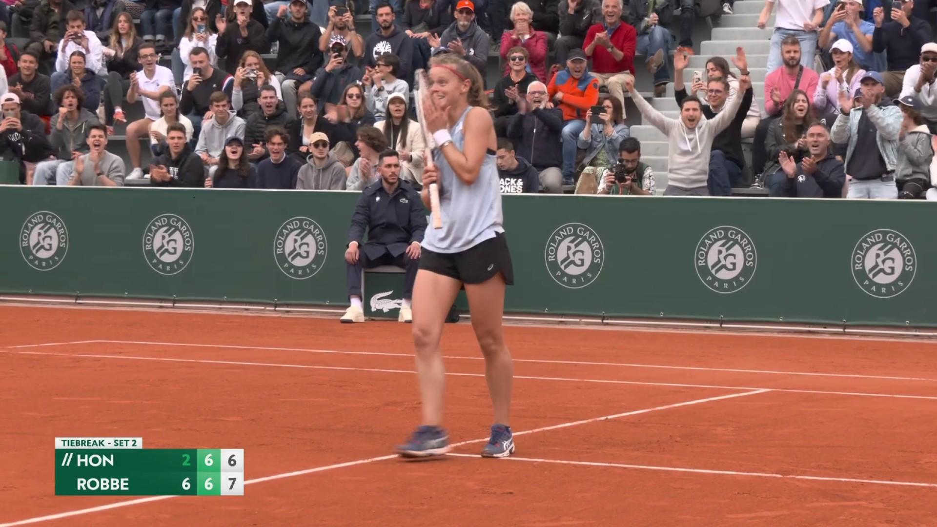 Alice Robbe rejoint le deuxième tour des qualifications de Roland-Garros  ! Mardi, la Française de 23 ans a dominé l'Australienne Priscilla Hon en deux manches (6-2, 7-6[6]). Au prochain match, la 190e au classement WTA défiera la Hongroise Reka-Luca Jani.