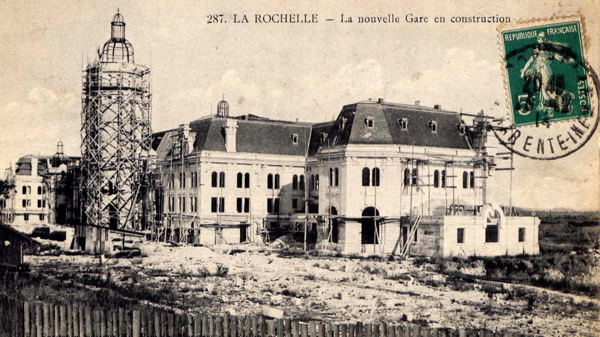 Le chantier de la gare de la Rochelle, débuté en 1909 sera mis en pause cinq ans plus tard, en raison du début de la Première Guerre mondiale.