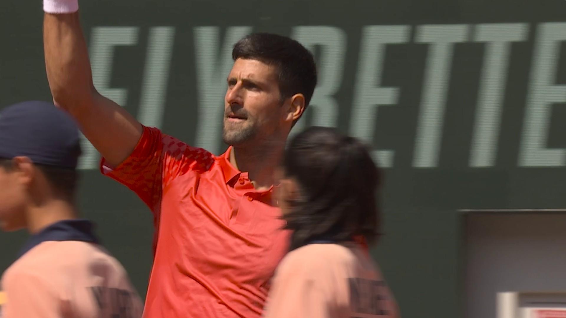 Novak Djokovic cherche l'appui du public après un superbe échange qui lui offre un break d'avance en troisième set face à l'Américain Aleksandar Kovacevic (6-3, 6-2, 4-3).