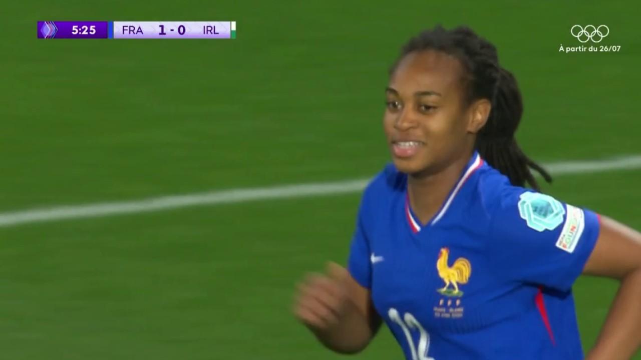 Hervé Renard's Bleues host Ireland for this first Euro 2025 qualifying match. The Trèfle players concede a foul on Sakina Karchaoui.  Kenza Dali shoots the ball at the far post and the action is finished by Marie-Antoine Katoto.  France leads 1-0.