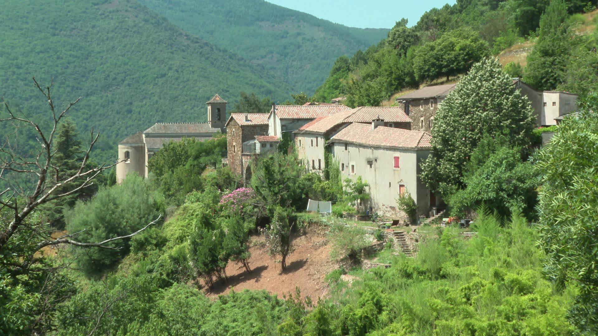 Dans la vallée de la Drobie, en Ardèche, le petit village de Saint-Melany a fait le choix il y a 30 ans de multiplier par 5 le prix de l'eau en haute saison.