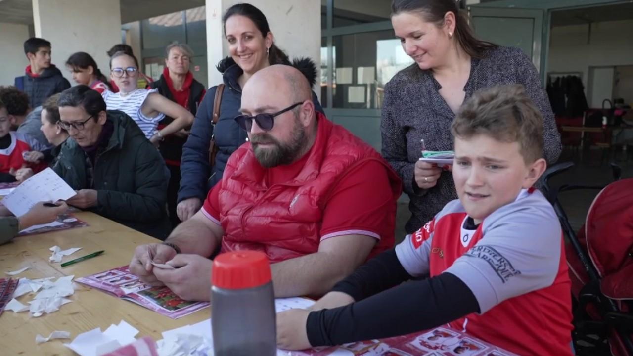 À l'AS Bressols, club du Tarn-et-Garonne, du petit de l'école de rugby au sénior en passant par les bénévoles, tous ont leur vignette dans l'album du club. Une initiative qui a du succès chez les petits comme les grands avec pour conséquence une rapide rupture de stock de vignettes.