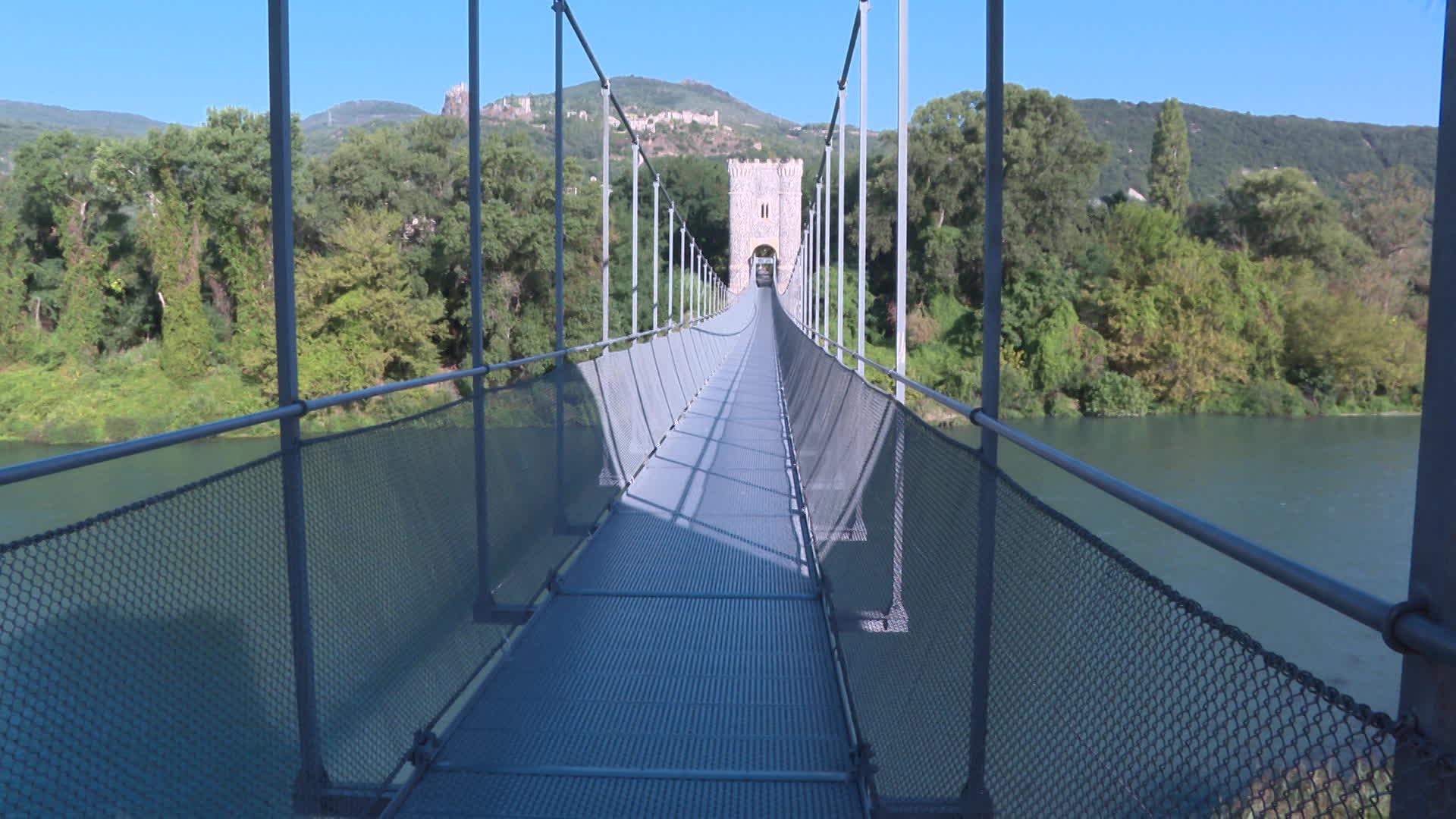 La passerelle himalayenne de Rochemaure relie l'Ardèche et la Drôme. Elle est praticable à pied et à vélo.