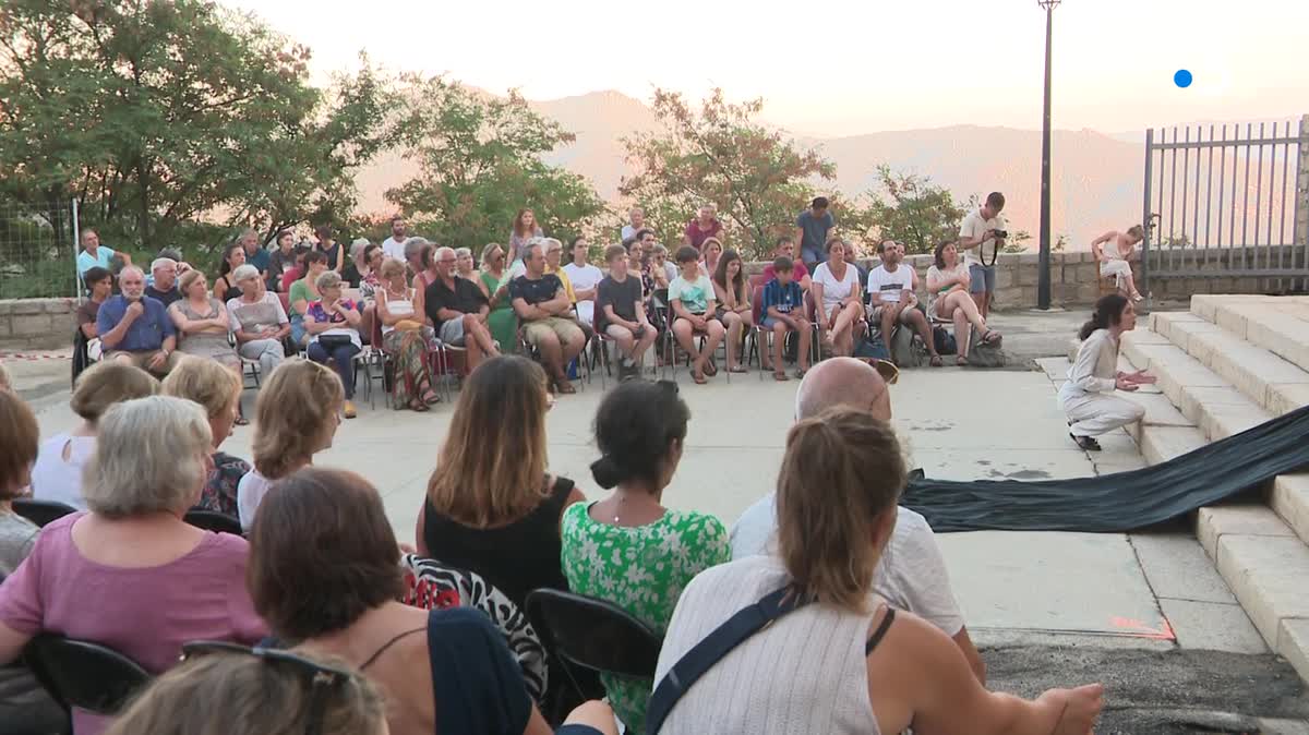 En Corse, le festival de l'Olmu fait vivre le théâtre en plein-air dans le village de Olmeto