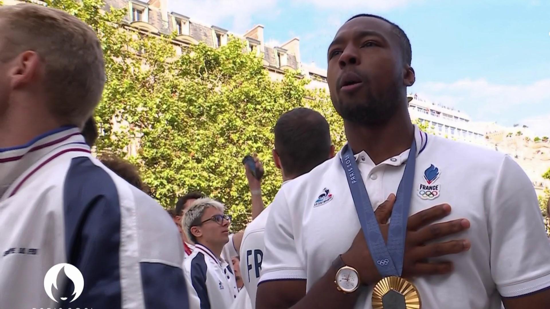 Les 70 000 spectateurs présents sur les Champs-Elysées reprennent, avec les athlètes français, l'hymne français, la Marseillaise. Un grand moment de convivialité entre les champions et les supporters.