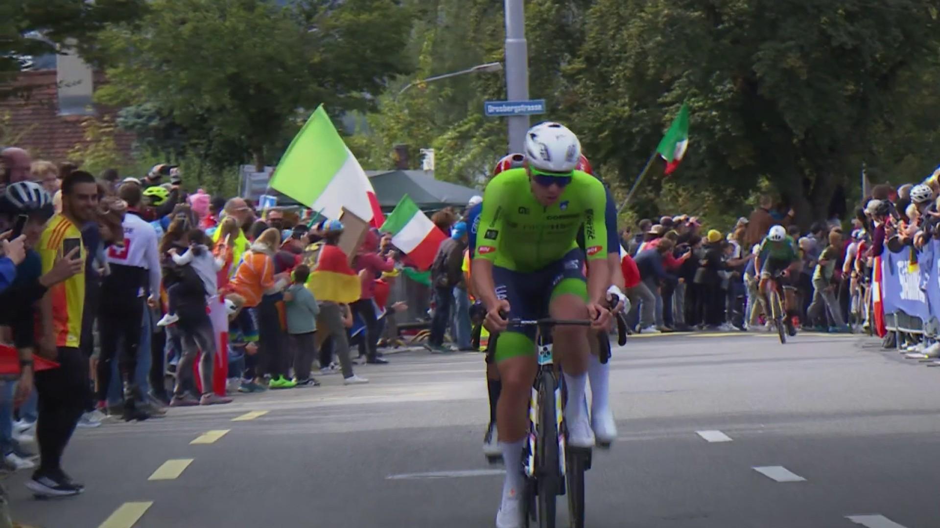 Tadej Pogacar, grand favori des mondiaux de cyclisme sur route, ne veut pas perdre de temps et attaque le peloton des favoris à 100 kilomètres de l'arrivée. Le coureur slovène prend rapidement une belle avance sur ses adversaires et va tenter de rejoindre l'échappée.