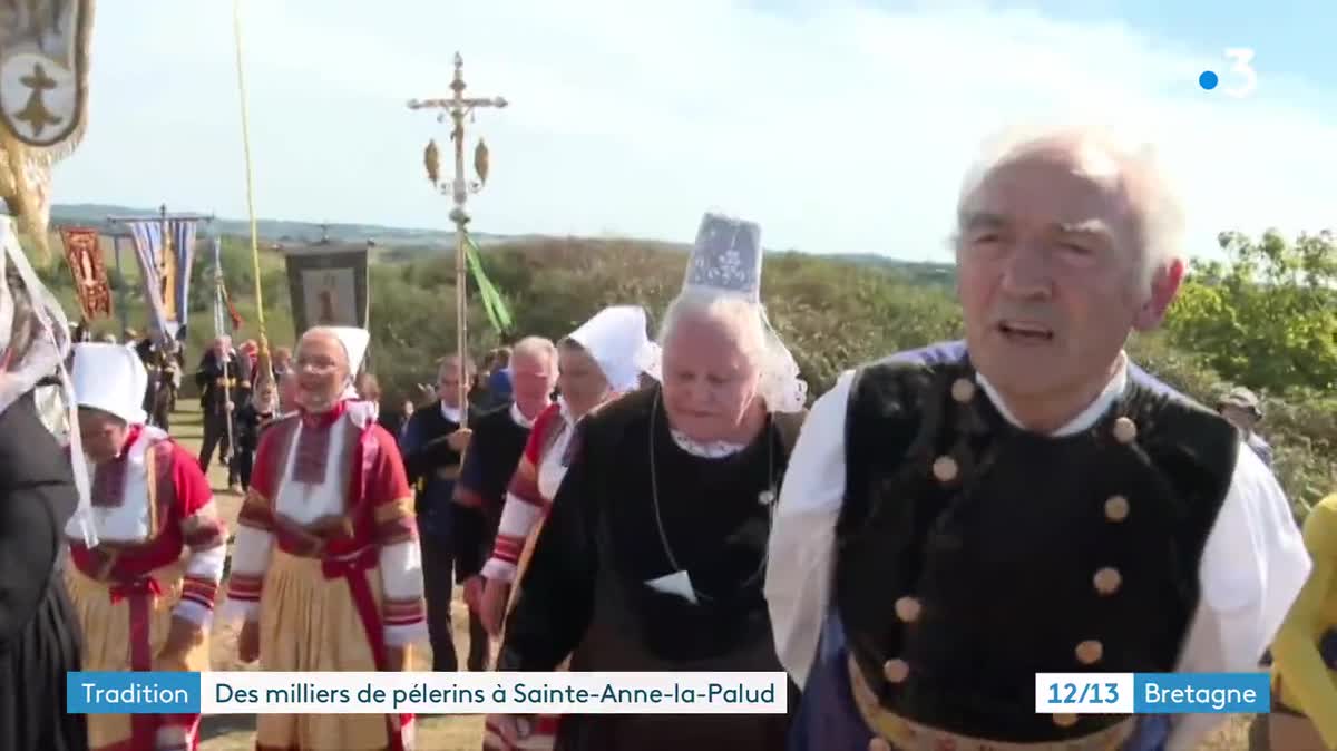 La Statut de sainte Anne, portée en procession par des femmes en costume breton