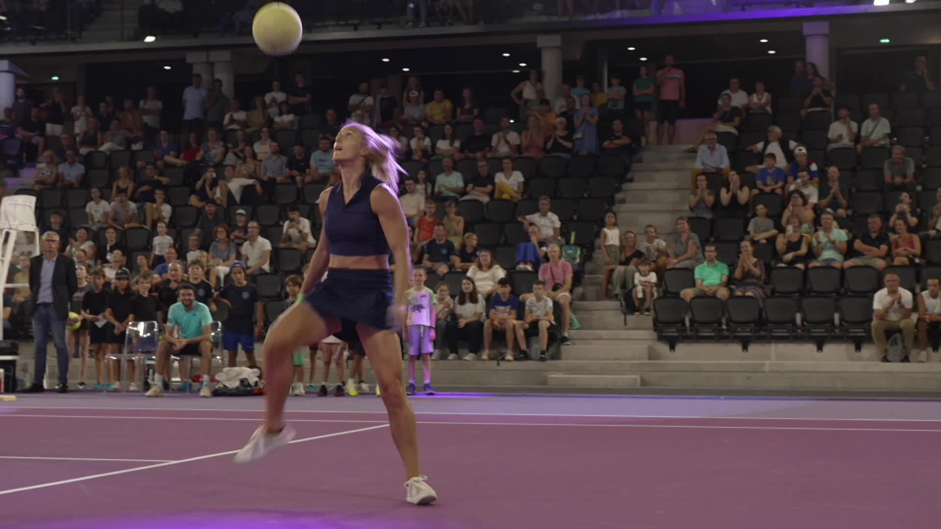 Six fois championne du monde de football freestyle, Mélody Donchet a fait le show au Palais des sports de Caen ce mardi 5 septembre 2023.