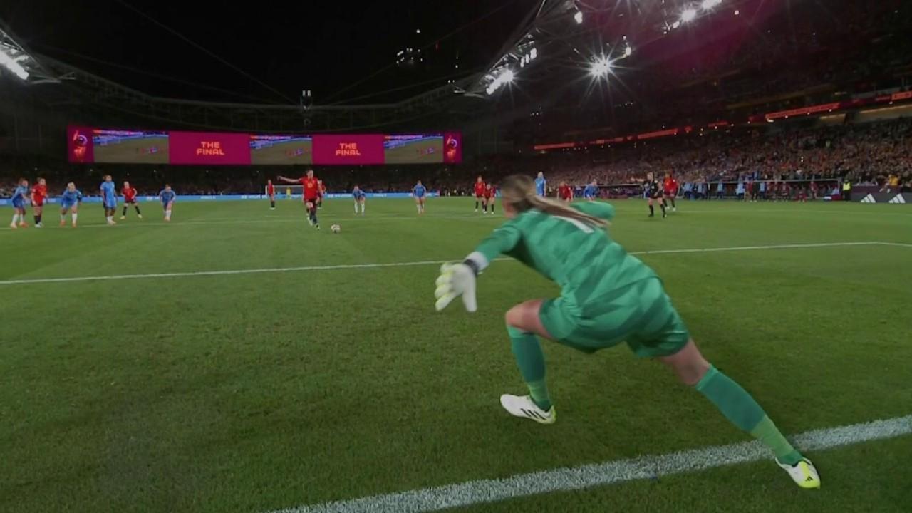 L'Espagne a manqué le coche avec ce pénalty manqué par Jennifer Hermoso ou stoppé par Mary Earps. Le 2-0 empêché par la gardienne des Three Lions laisse l'Angleterre dans le match. Le pénalty avait été sifflé après une longue vérification de la VAR par Tori Penso pour une main anglaise.