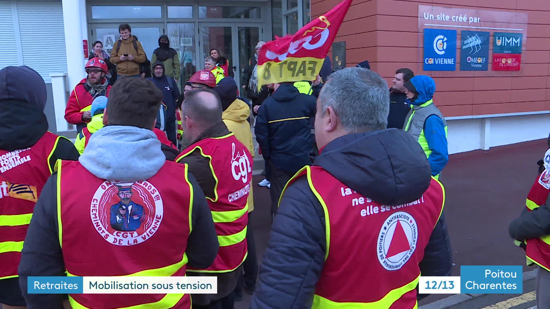 Devant la CCI de Poitiers, les drapeaux de la CGT flottent depuis 6h ce vendredi matin. Une cinquantaine d’employés de la centrale de Civaux se sont donné rendez-vous pour un geste symbolique : couper le courant du bâtiment.