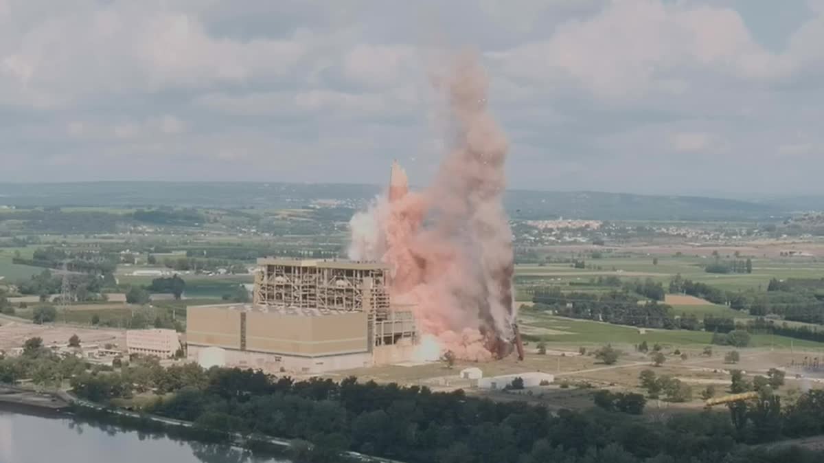 La cheminée s'est effondrée partiellement seulement suite à un incident technique.